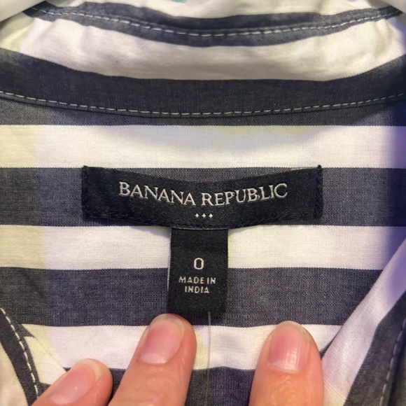 Banana Republic Women’s Gray and White Embroidered Button Down Shirt Size 0 - Picture 4 of 10